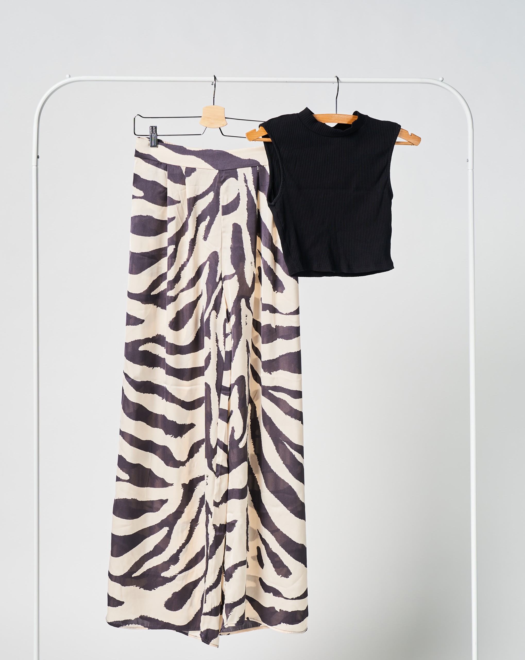Alternative 1: Zebra Seiden Hose und schwarzes Shirt