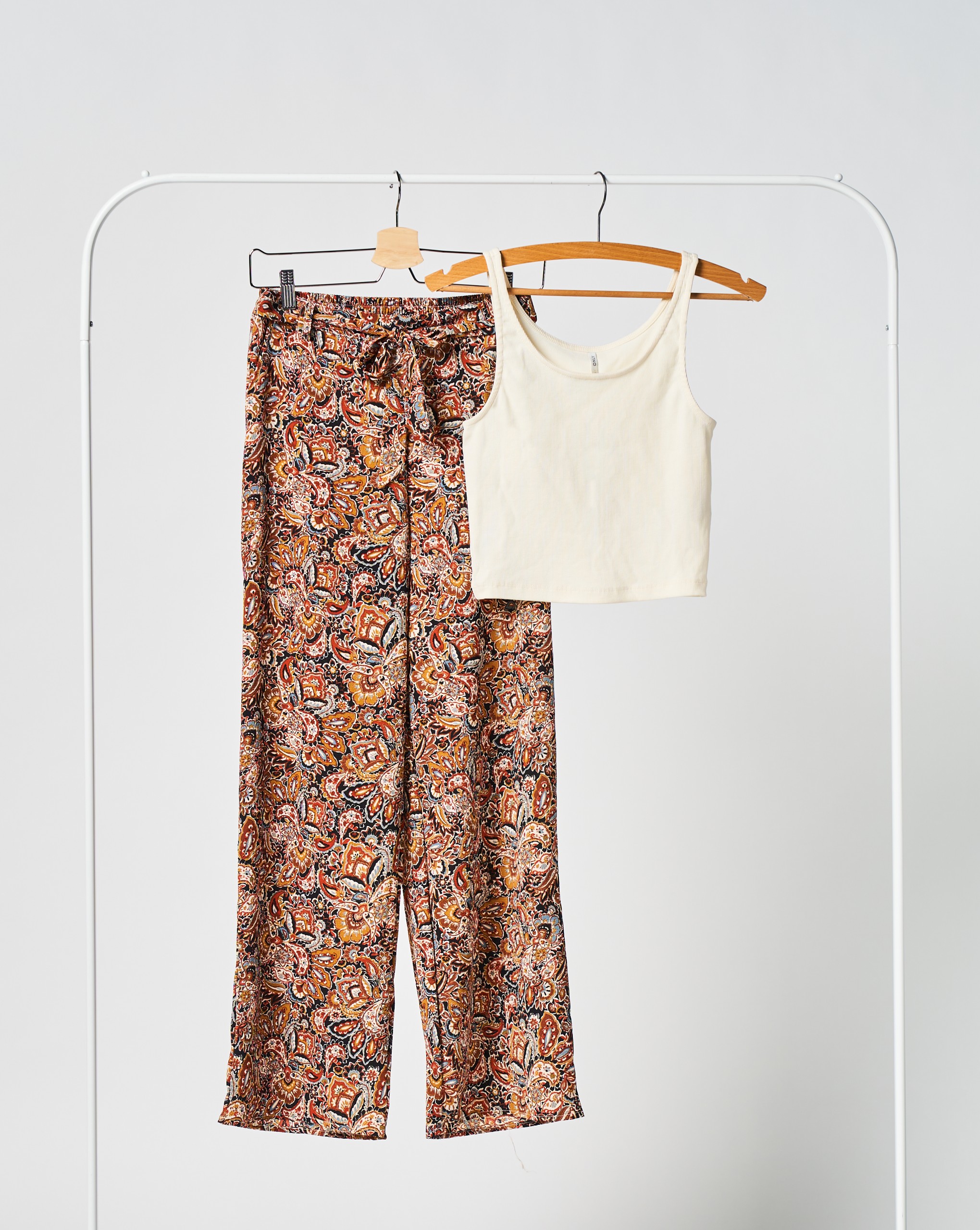 Alternative 2: Bunte Muster Hose und weißes Croptop