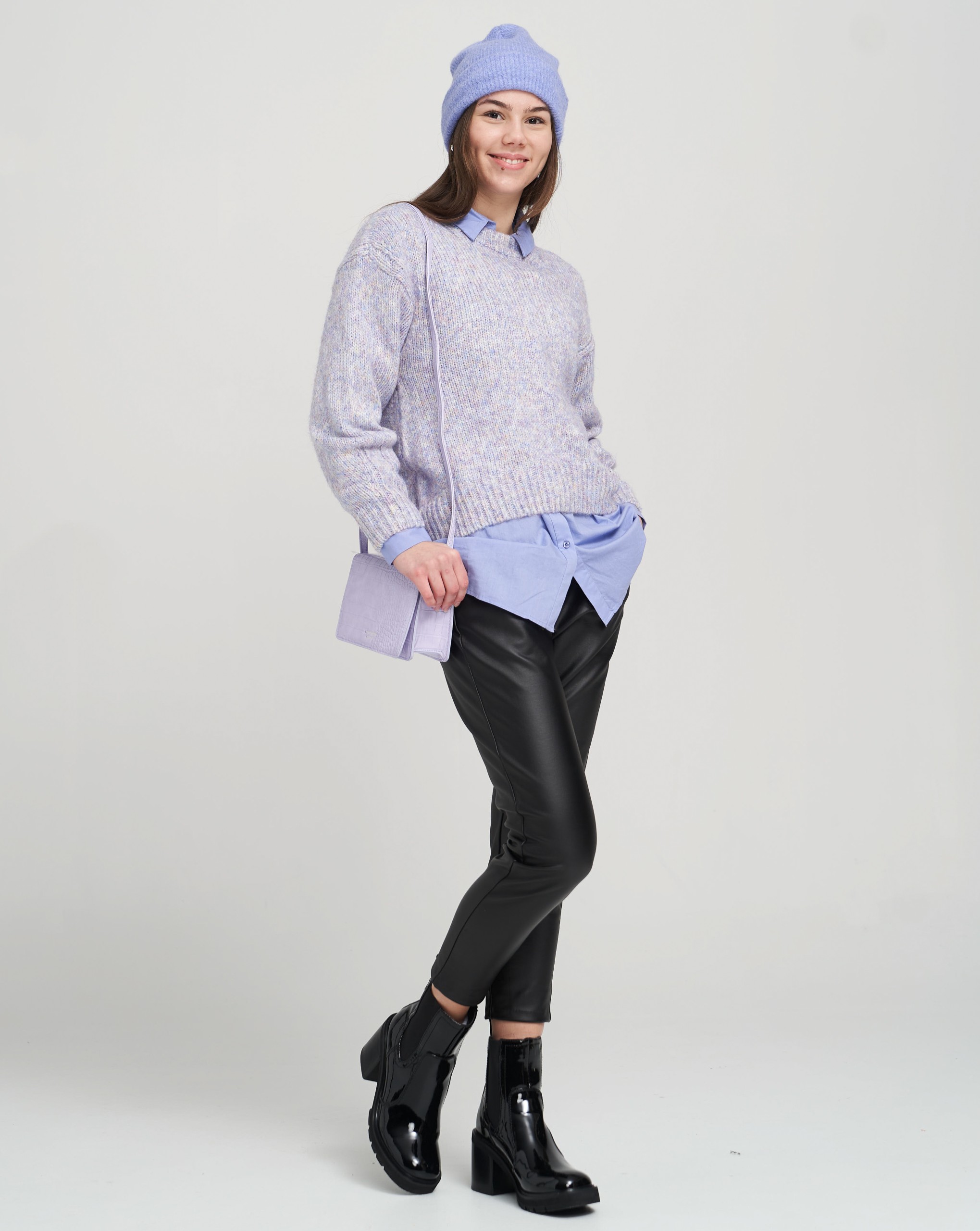 Alternative 2: Lila Haube, Bluse, Pulli und Hose