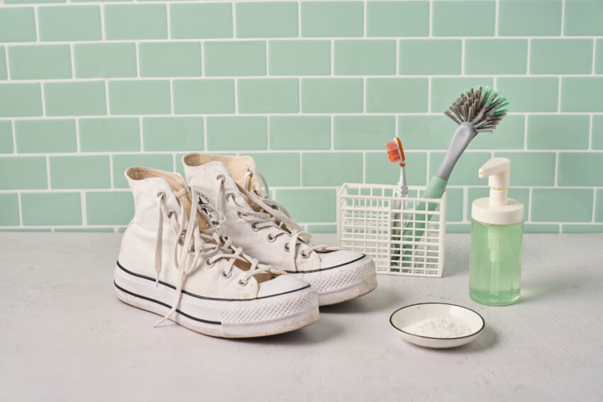 Weiße Sneaker reinigen – Tipps & Tricks für strahlend weiße Schuhe - Atrio